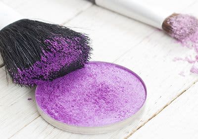 Pinsel mit lila Lidschatten