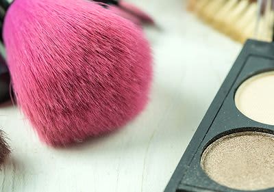 Schminkpinsel und Lidschatten
