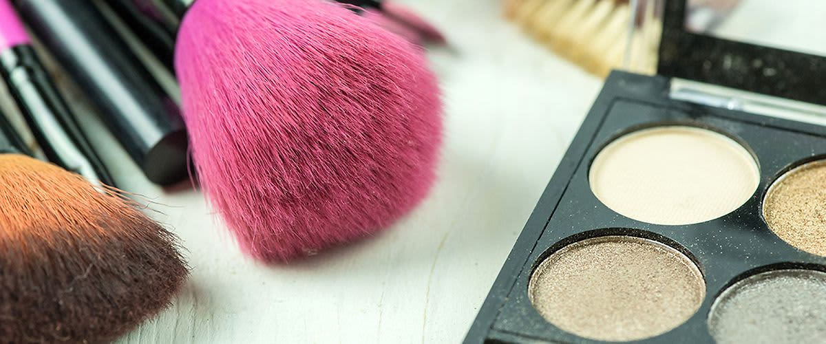 Schminkpinsel und Lidschatten