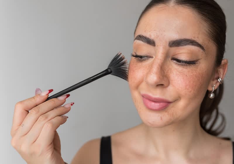 Frau mit vielen Sommersprossen im Gesicht