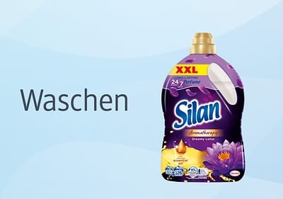 Silan Waschmittel Flasche mit Aromatherapie Duft auf blauem Hintergrund