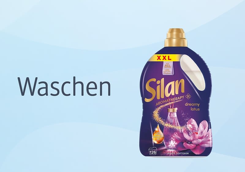 Silan Waschmittel Flasche mit Aromatherapie Duft auf blauem Hintergrund