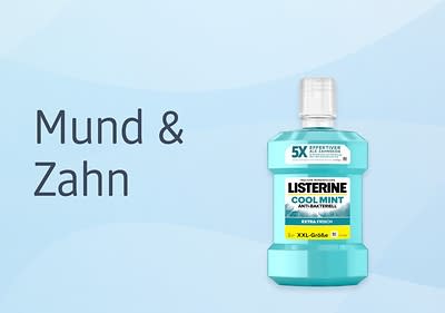 Mundspülung Listerine Cool Mint Flasche auf blauem Hintergrund