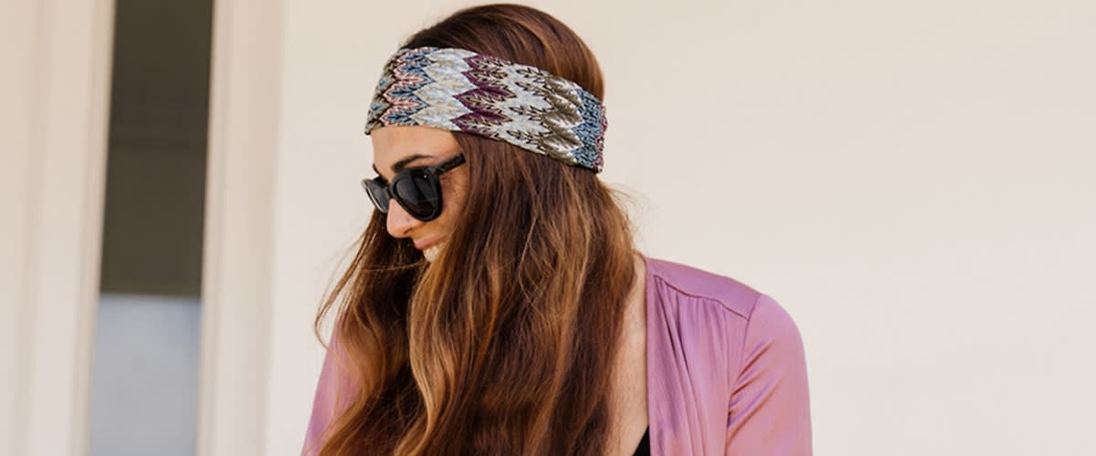 Frau mit einer Haarband Frisur