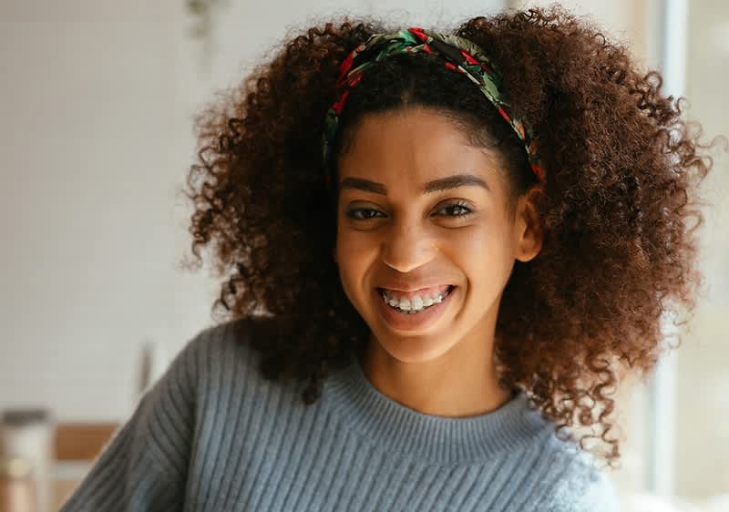 Frau mit Haarband Frisur