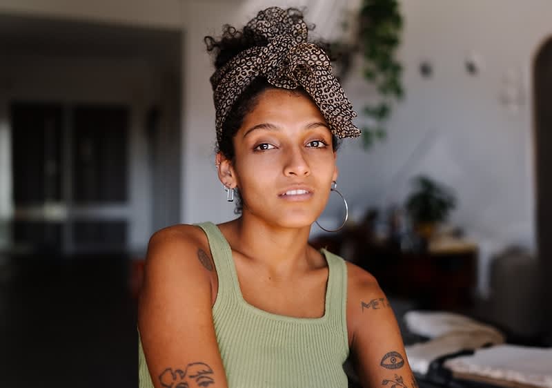 Frau mit Haarband Frisur