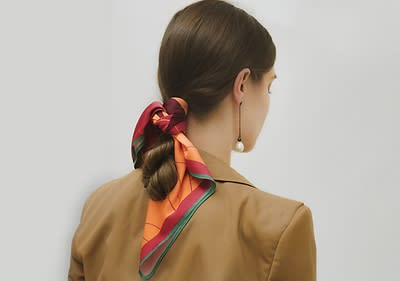 Frau mit Haarband Frisur