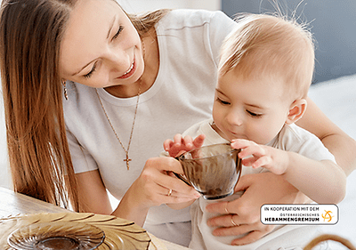 Mama, Baby und Becher mit Tee