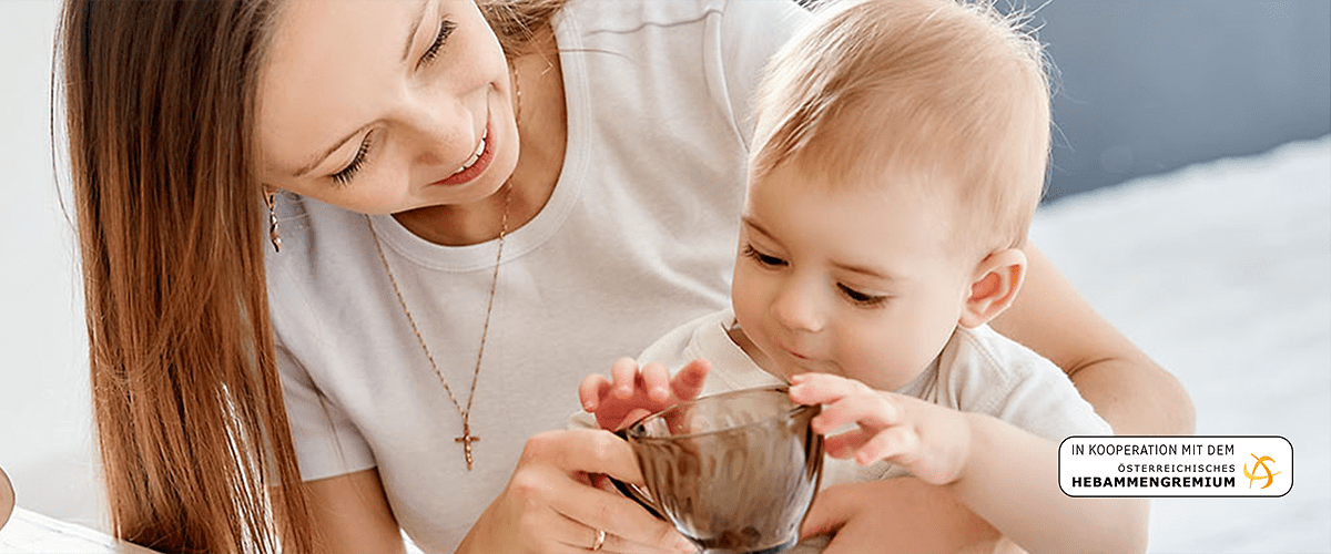 Mama, Baby und Becher mit Tee