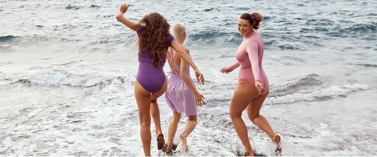 Tanzende Frauen am Strand