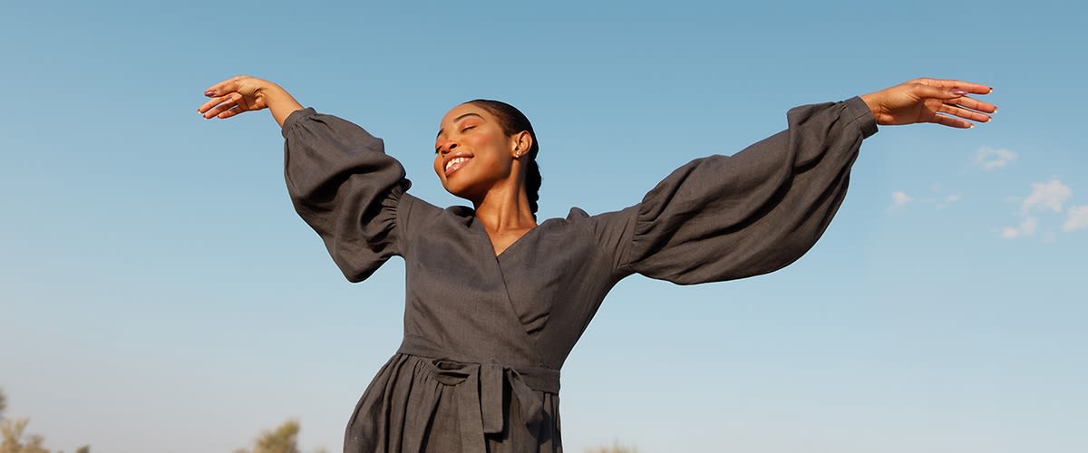 Frau glücklich tanzend