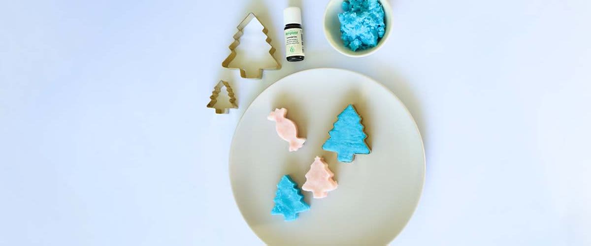 Drei weihnachtlich verpackte Badekugeln