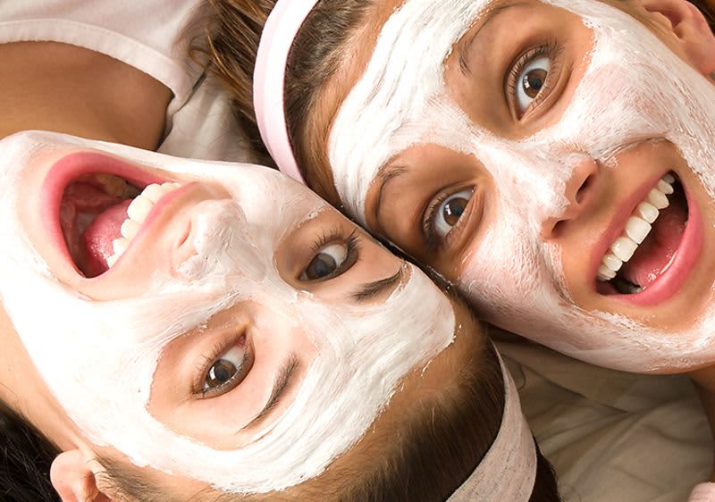 Zwei junge Frauen mit Gesichtsmaske