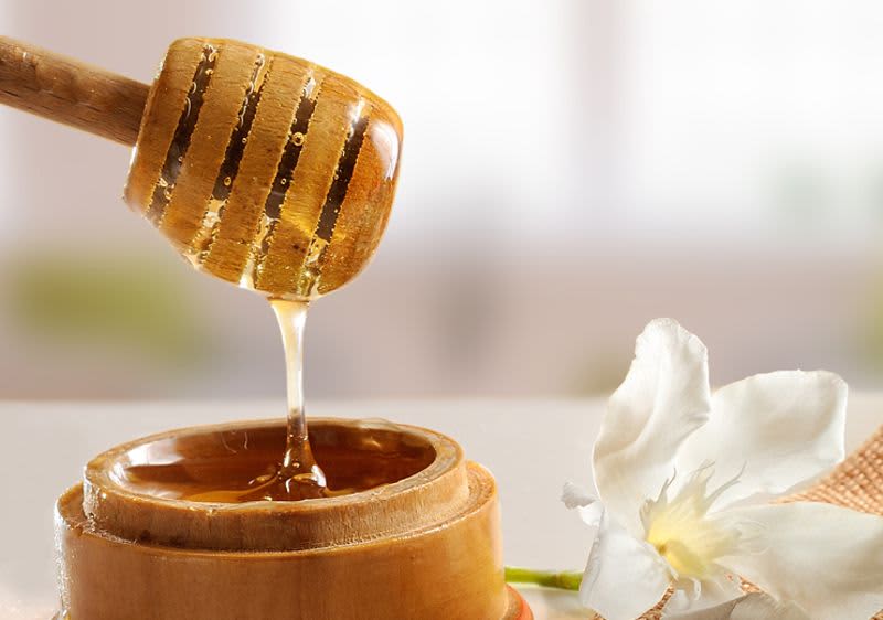 Honig, Cremetiegel und Blüte