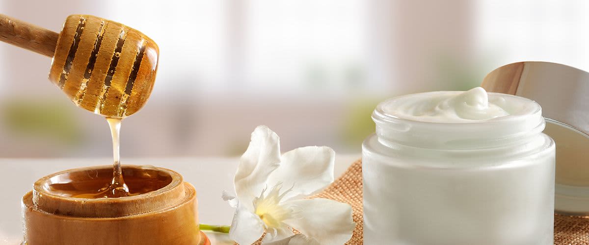 Honig, Cremetiegel und Blüte