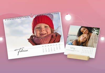Zwei Kalender auf rosa Hintergrund, links ein Wandkalender mit Februar-Aufschrift, rechts ein Tischkalender mit April-Aufschrift und zwei Frauen, die sich umarmen