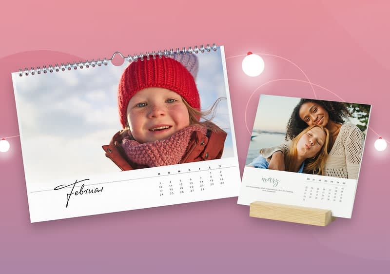 Zwei Kalender auf rosa Hintergrund, links ein Wandkalender mit Februar-Aufschrift, rechts ein Tischkalender mit April-Aufschrift und zwei Frauen, die sich umarmen