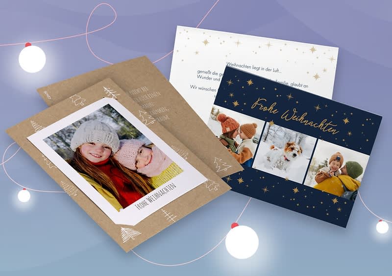 Eine Collage aus drei Weihnachtskarten, links eine braune Karte mit Foto von zwei Kindern, rechts eine blaue Karte mit Fotos und goldener Aufschrift „Frohe Weihnachten“