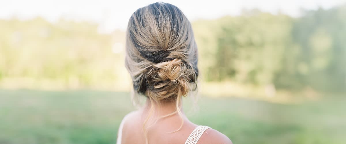 Frau mit Hochsteckfrisur von hinten