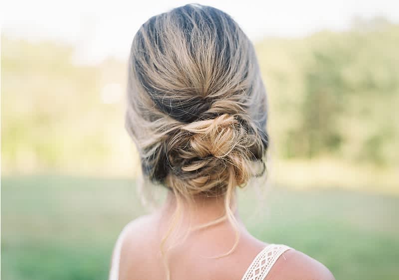 Frau mit Hochsteckfrisur von hinten