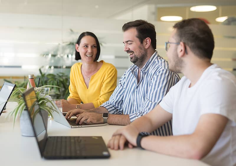 dm Mitarbeiterin mit Kundin in der dm Filiale