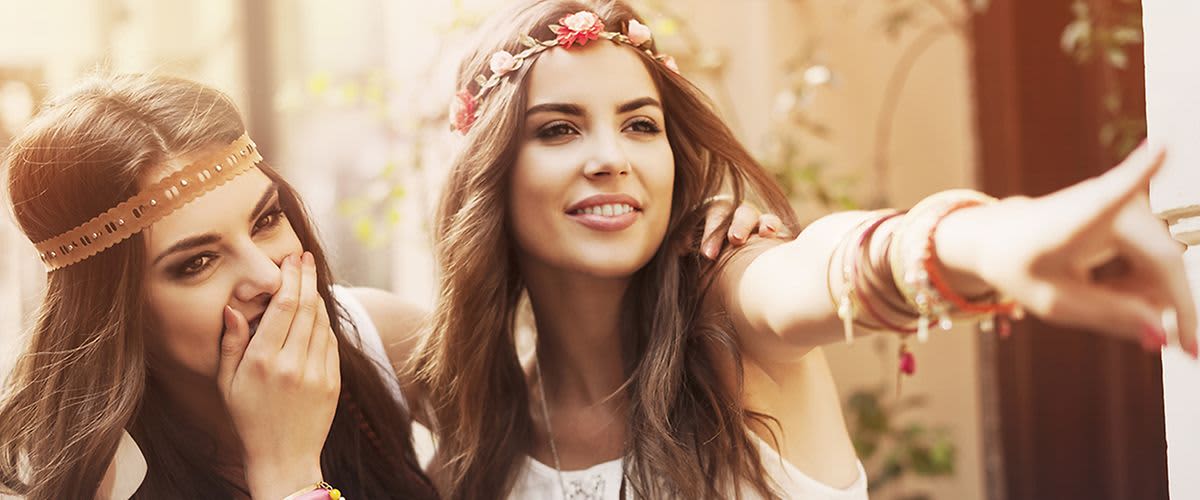 Zwei Frauen mit Blumenhaarkranz