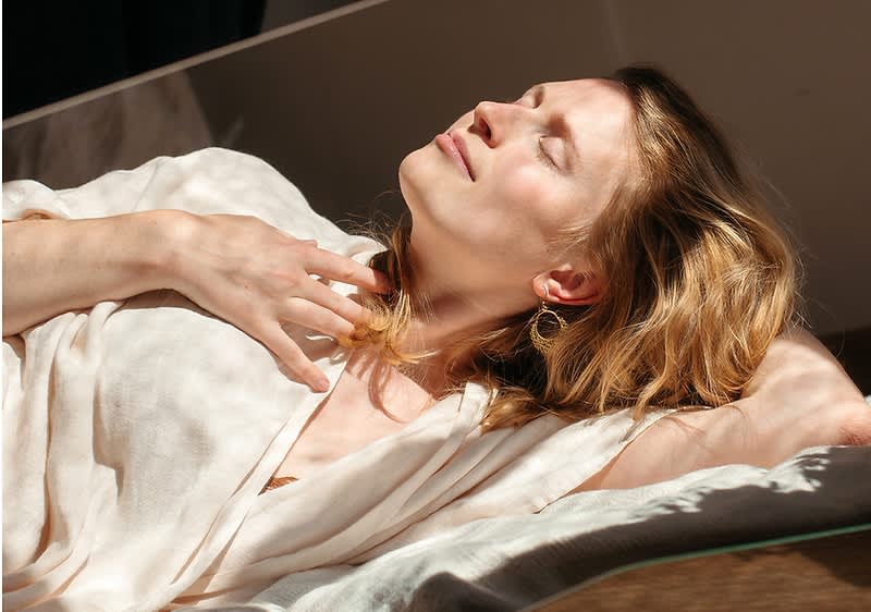 Frau liegt in der Sonne