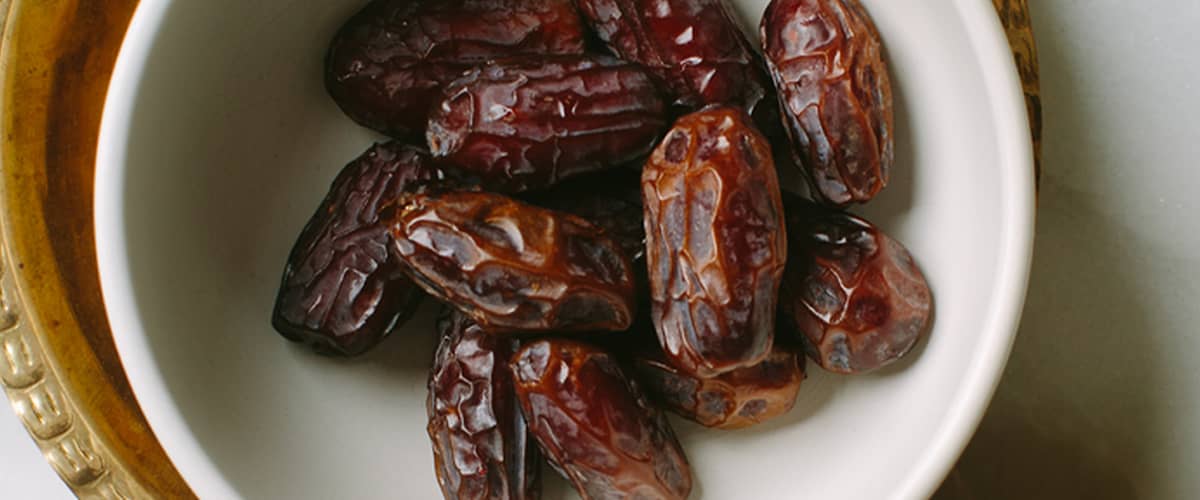 Datteln in einer weißen Schüssel