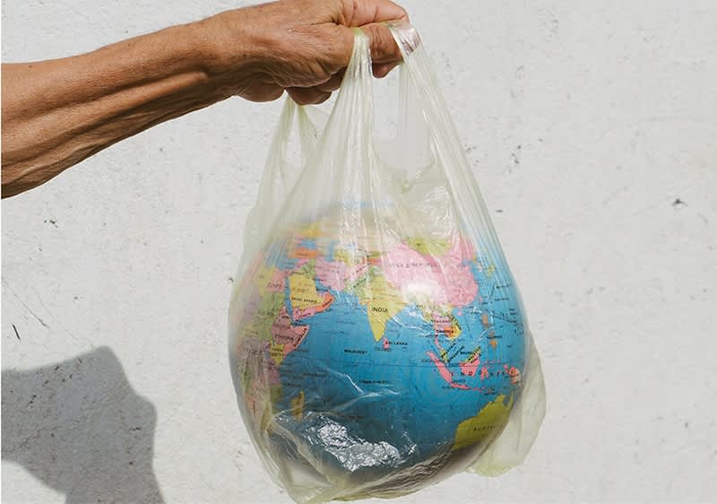Weltkugel in Plastiksackerl