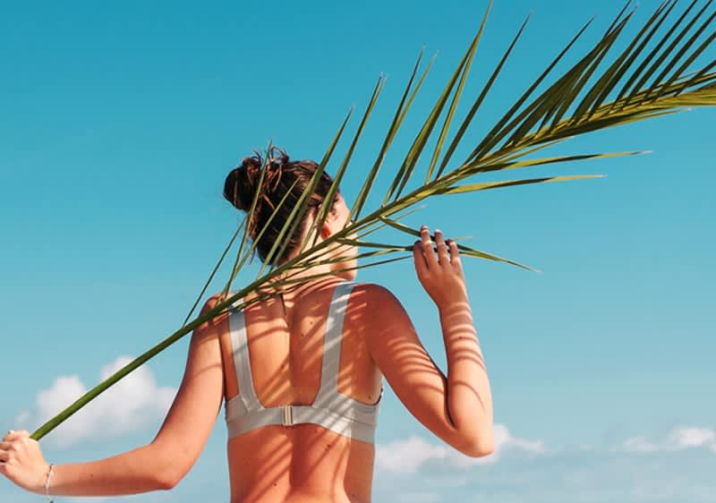 Frau am Strand in der Sonne 
