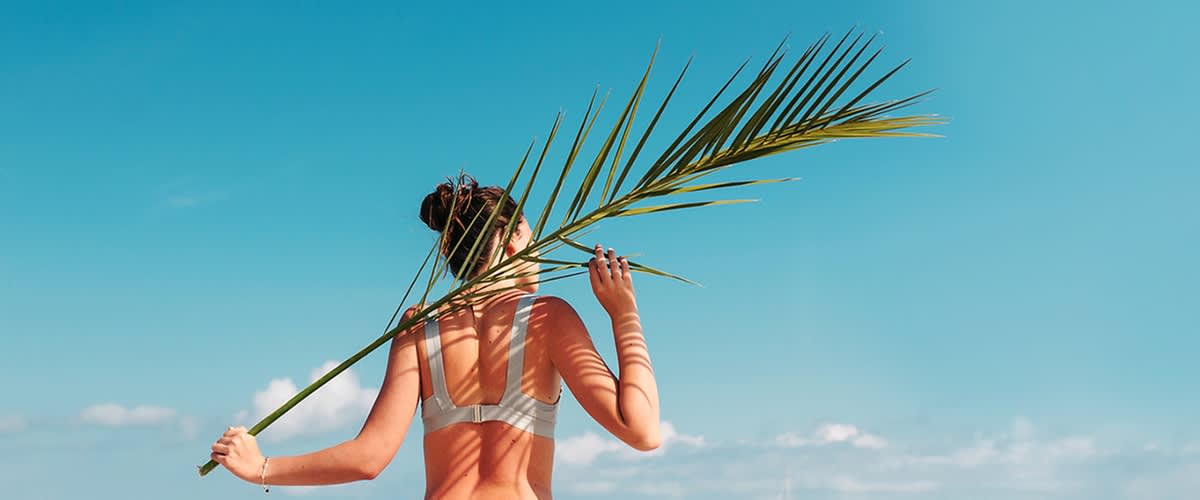 Frau am Strand in der Sonne 