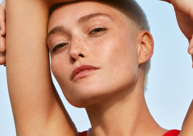 Blonde kurzhaarige Frau