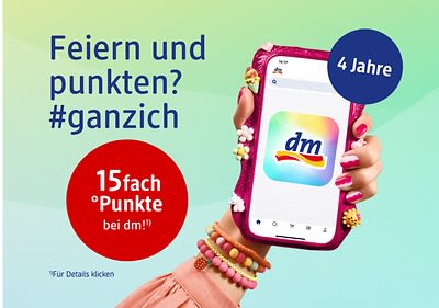 Eine Hand mit bunten Armbändern hält ein Smartphone mit dem dm-Logo. Text: „Feiern und punkten? #ganzich“, „15fach °Punkte bei dm!“, „4 Jahre“