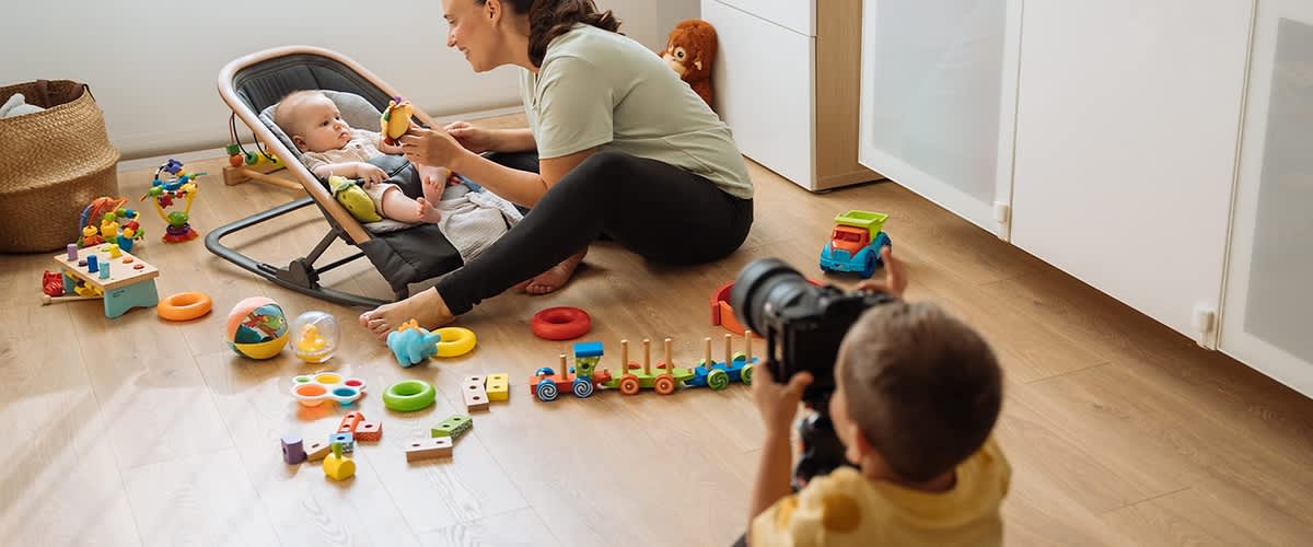 Kind mit Partyhut vor Kamera