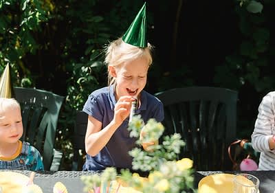 Kinder mit Partyhüten
