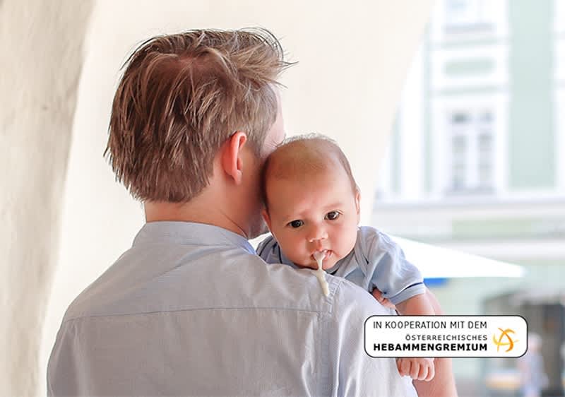 Vater traegt Baby