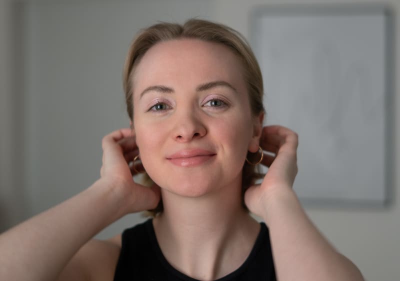 Mädchen mit dezentem Schul-Make-up