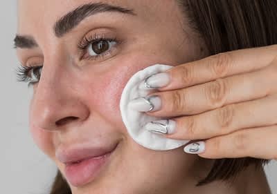 Frau wendet koreanische Skincare an