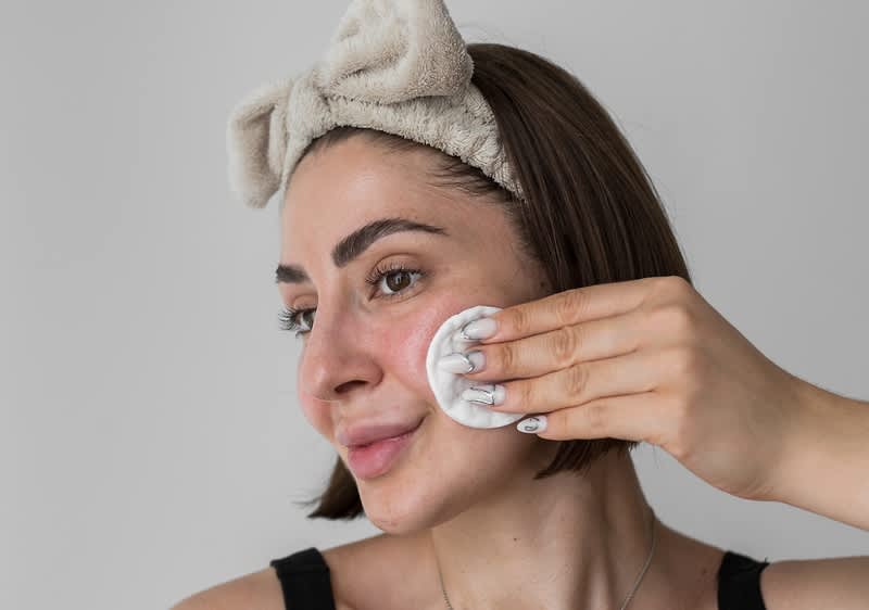 Frau wendet koreanische Skincare an