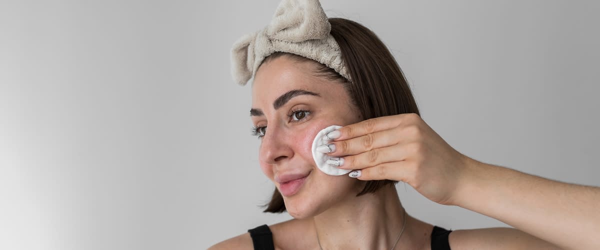 Frau wendet koreanische Skincare an