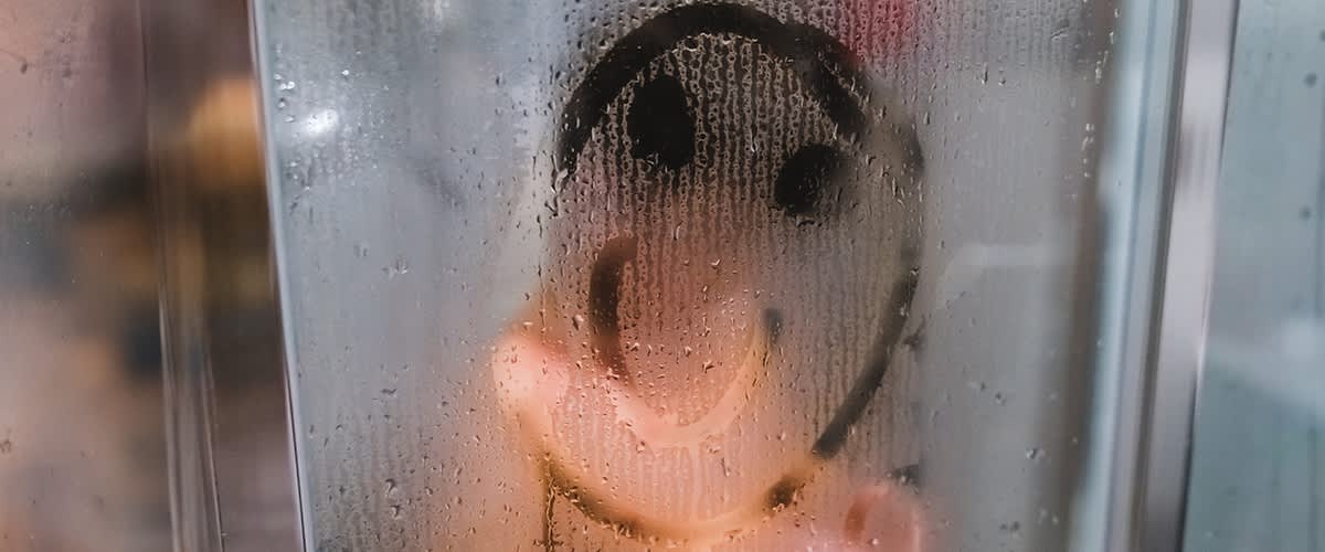 Paar beim Liebesspiel in der Dusche