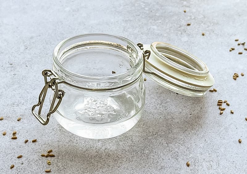 Frau macht Leinsamenmaske selber