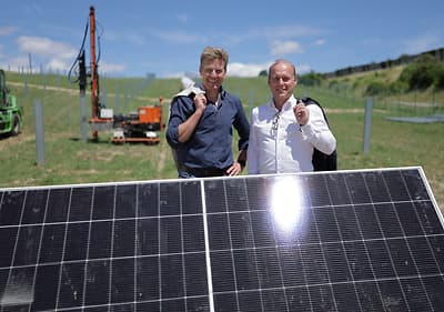 im Bild: Thomas Köck (Geschäftsführer dm) und Georg Waldner (ImWind)