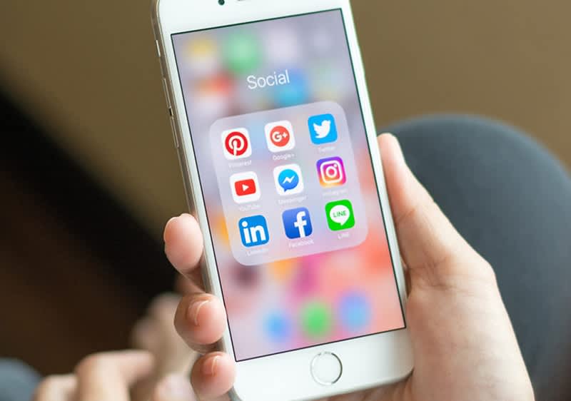Aktivierter Handyscreen mit Social Media Icons.
