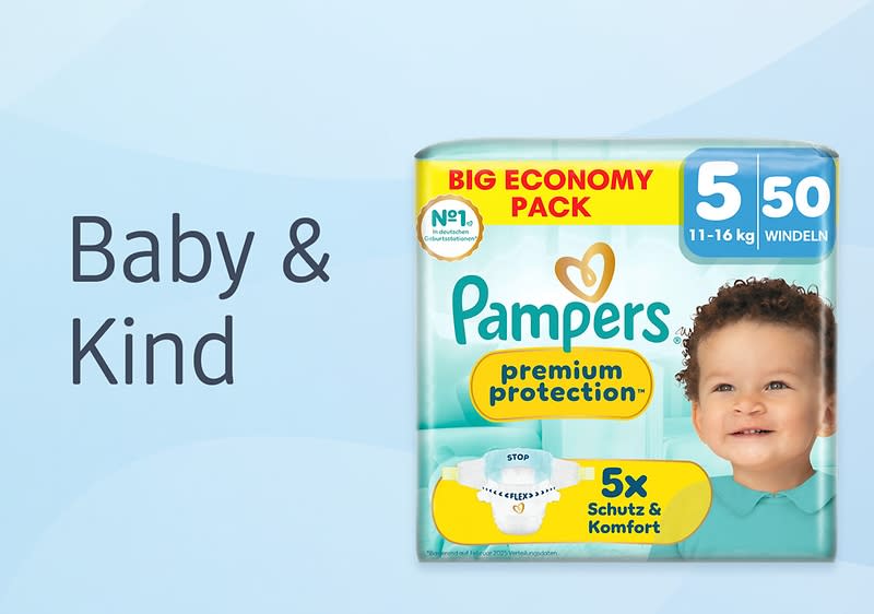 Pampers Premium Protection Windeln Packung „Big Economy Pack“ Größe 5 für 11–16 kg, Aufschrift „5x Schutz & Komfort“, blau-gelbe Verpackung mit Markenlogo und Foto eines Babys auf hellblauem Hintergrund neben dem Text „Baby & Kind“