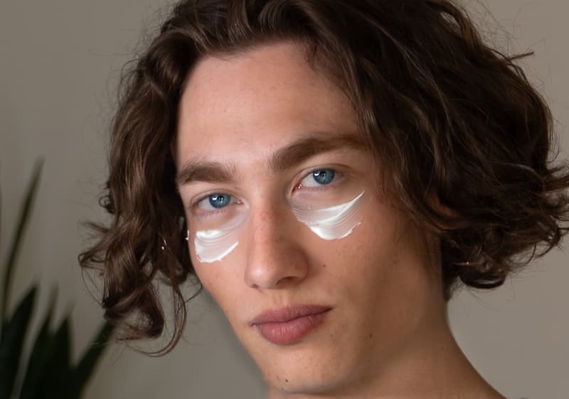 Mann mit Feuchtigkeitscreme im Gesicht