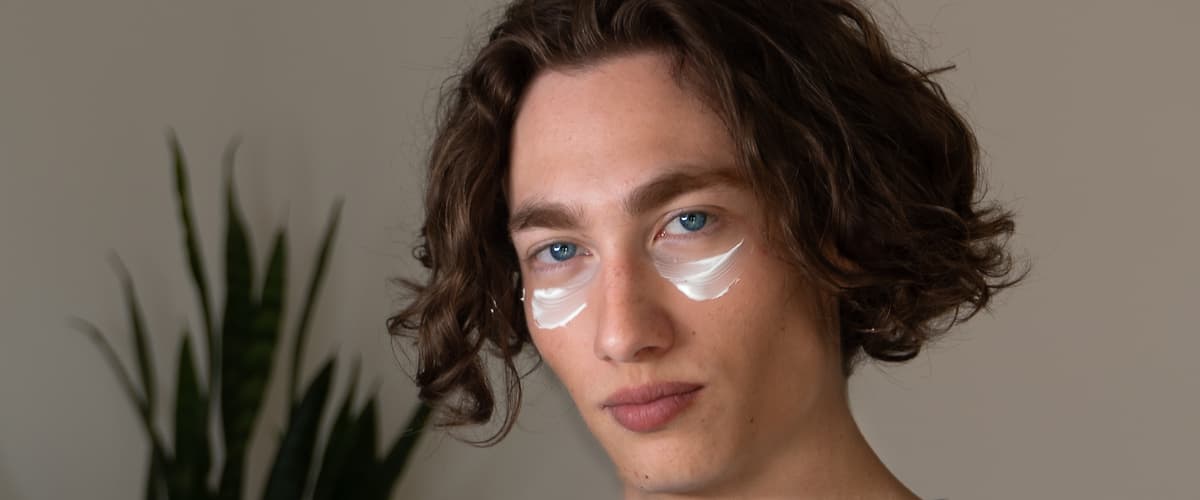 Mann mit Feuchtigkeitscreme im Gesicht