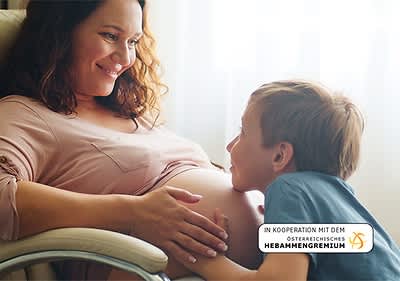 Schwangere Frau mit kleinem Kind bei ihrem Bauch