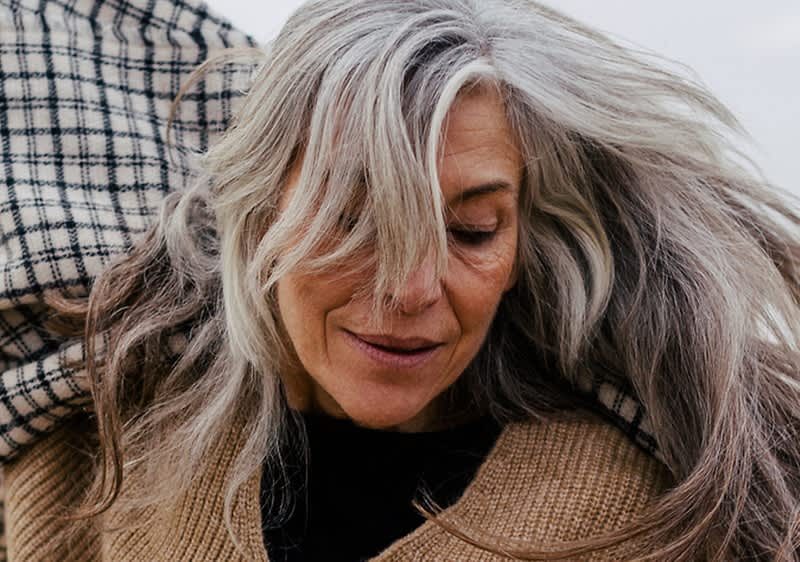 Ältere Frau mit grauen Haaren