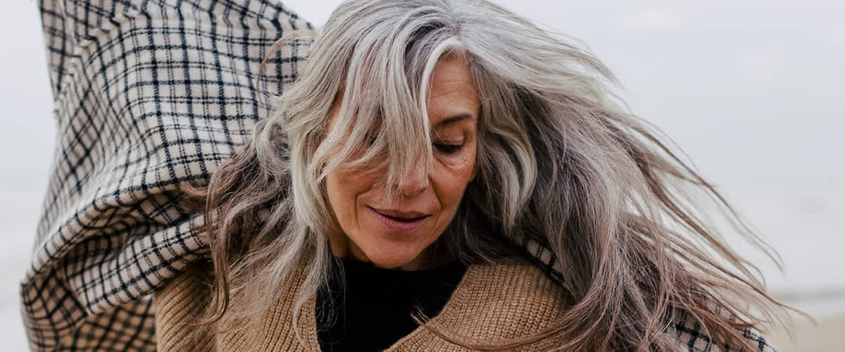 Ältere Frau mit grauen Haaren